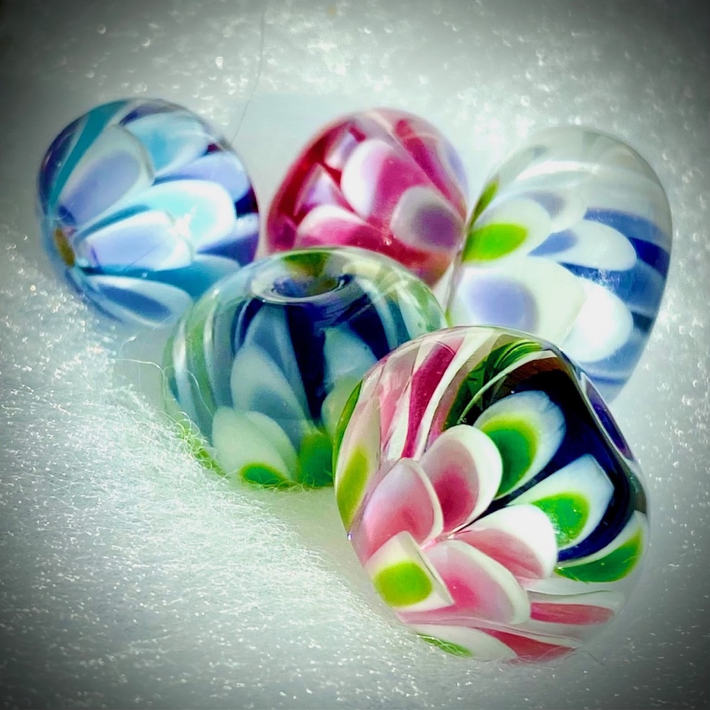 Techniques in Soft Glass Torchwork:  Flower Blossom Bead